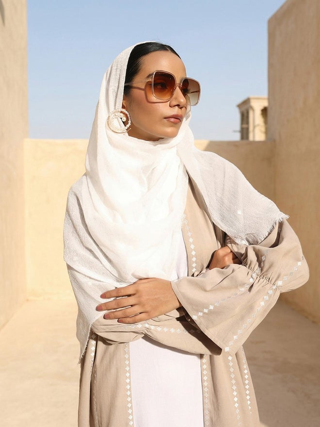 ISHIN Beige Crinkled Cotton Relaxed Abaya with Hijab - Image 5